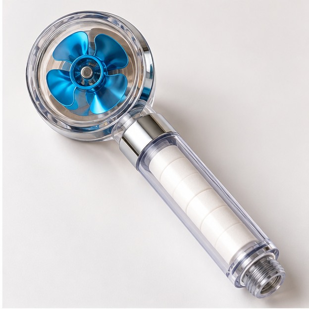 Gros plan du pommeau AquaFlow avec turbine bleue et filtre